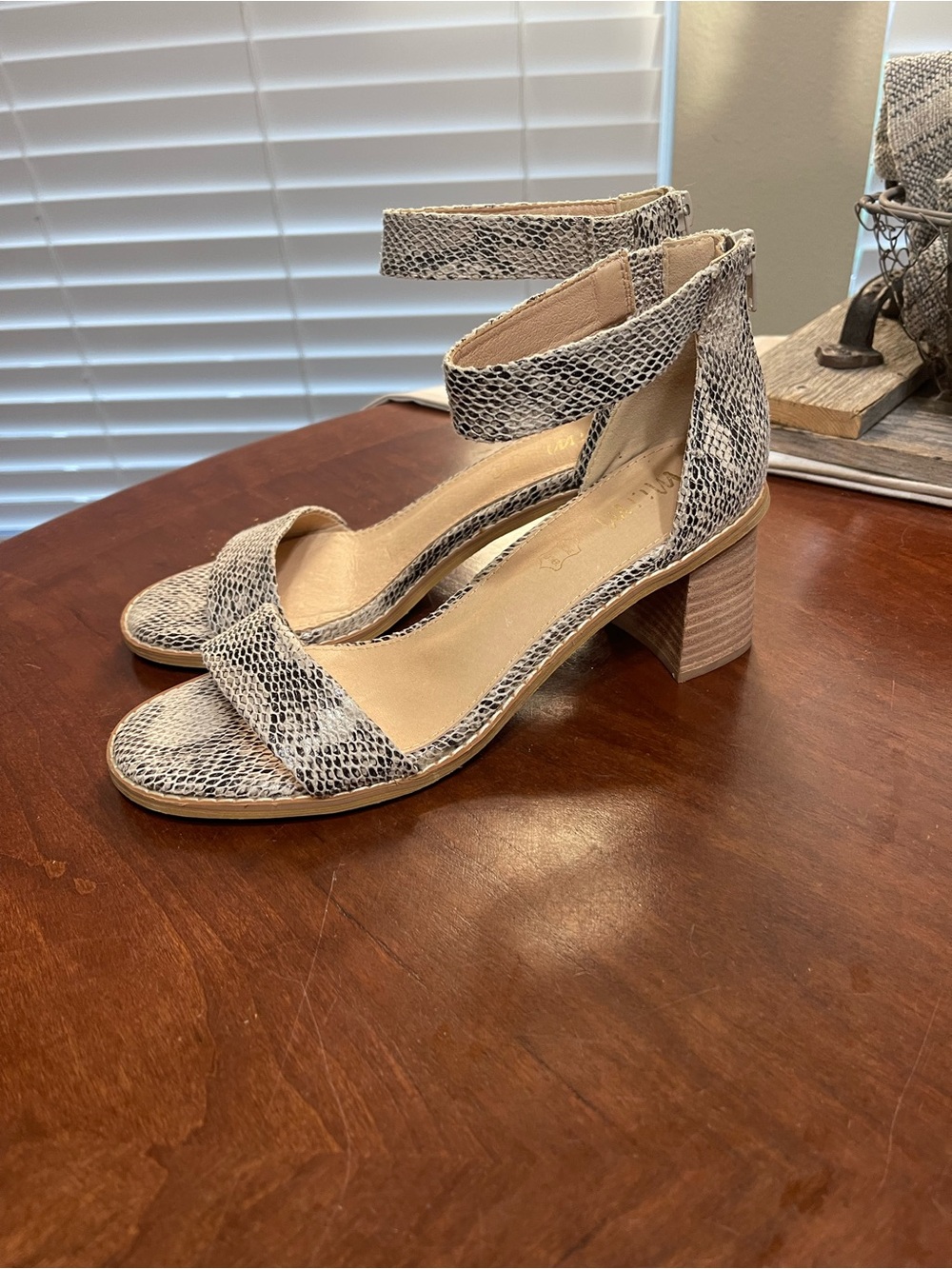 Mi.iM ankle strap sandal snake block